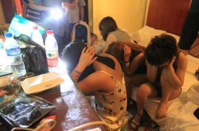 足浴店違法經營被查處 四名男子接受特殊服務當場被抓